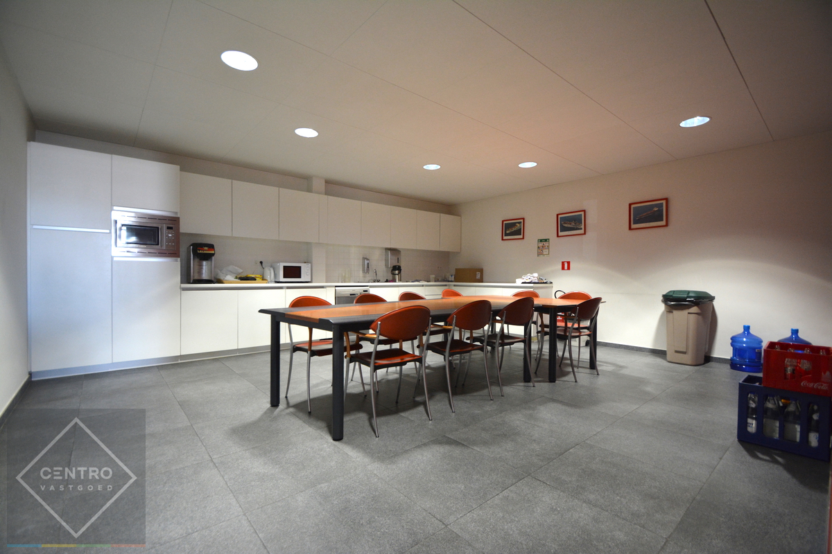 Op zichtlocatie: Instapklare KANTOORRUIMTE (285m2) met alle voorzieningen en private parkeerplaatsen voor de deur! Ideale uitvalsbasis: Expresweg/A11/E403/E40! - photo 5