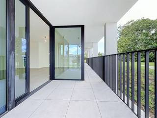 <h1><span>Nieuwbouwappartement met twee slaapkamers de in residentie 'Kasteelvijver' te Langemark.</span></h1><h1><span> </span></h1><h1><span>Dit appartement bevindt zich op het </span><span>gelijkvloers</span><span> en beschikt over een </span><span>bewoonbaar oppervlakte</span><span> van </span><span>97.91m² </span><span>en een</span><span> terras </span><span>van </span><span>9.97m²</span><span>.</span></h1><h1><span> </span></h1><h1><span>Indeling</span><span>: </span></h1><h1><span>Ruime </span><span>inkomhal/nachthal</span><span>, </span><span>open keuken</span><span> met </span><span>leefruimte</span><span> die directe toegang biedt tot het </span><span>terras, berging/wasplaats, gastentoilet</span><span>, </span><span>badkamer met</span><span> inloopdouche en dubbele lavabo en </span><span>twee volwaardige slaapkamers</span><span>.</span></h1><h1><span> </span></h1><h1><span>Er is tevens een </span><span>kelderberging</span><span> bij te kopen, alsook mogelijkheid tot aankopen van een </span><span>ondergrondse autostaanplaats.</span></h1><h1><span> </span></h1><h1><span>De </span><span>warmwaterproductie</span><span> en de </span><span>vloerverwarming</span><span> zal opgewekt worden door een bodem/water </span><span>warmtepomp met ingebouwde boiler.</span><span> De warmte wordt uit de grond gehaald via </span><span>geothermie.</span></h1><h1><span>Doorheen het appartement is er </span><span>ventilatiesysteem D </span><span>(mechanische toevoer en afvoer) voorzien.</span></h1><h1><span>Het appartement beschikt tevens over</span><span> zonnepanelen</span><span> (760Wp) wat het bovendien uiterst zuinig maakt!</span></h1><p><span> </span></p>