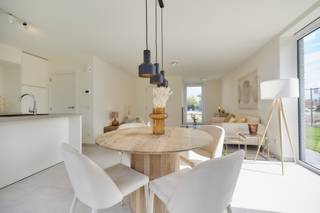 Hectaar realiseert een exclusief woonproject in Belsele, waar lot 07 en lot 08 deel uitmaken van een rustig en groen woonerf. Deze energiezuinige halfopen bebouwingen combineren comfort, duurzaamheid en een moderne architectuur. Bovendien hebben kopers de mogelijkheid om de afwerking volledig zelf te bepalen in samenspraak met onze partnerleveranciers, zodat de woning volledig afgestemd is op uw persoonlijke stijl en wensen.<br />Beide woningen beschikken over een vaste parkeerplaats/carport, centraal gelegen vooraan het woonerf.<br /><br /><strong>Indeling van de woning lot 07:</strong><br />Gelijkvloers: Inkomhal met gastentoilet, ruime berging, lichtrijke leefruimte met open keuken <br />Verdieping: Nachthal met afzonderlijk toilet, drie volwaardige slaapkamers (15,60m² - 13,63m² - 12,75m²), ruime badkamer met ligbad, inloopdouche en dubbele lavabo<br />Zolder: Bereikbaar via zolderluik, extra ruimte met diverse mogelijkheden<br /><br /><strong>Duurzaam en comfortabel wonen</strong><br />- Energiezuinige bouw <br />- Zonnepanelen inbegrepen<br />- Vloerverwarming op het gelijkvloers<br />- Regenwaterput van 7.500L – aangesloten op toiletten, wasmachine en buitenkraan<br />- Gelegen in een groen woonerf – met rustige, autoluwe omgeving<br /><br />Bent u op zoek naar een energiezuinige, halfopen bebouwing met volledige inspraak in de afwerking? Ontdek de plannen op www.hectaar.be of neem contact met ons op voor meer informatie en een afspraak.