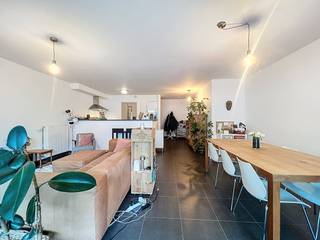 Welkom in dit charmante en instapklare appartement, ideaal gelegen in het bruisende centrum van Gent, aan Filips Van Arteveldestraat 2, bus 102, Gent. Deze woning combineert comfort, licht en een uitstekende ligging. Perfect voor wie op zoek is naar een gezellige thuis in de stad.Het appartement beschikt over twee slaapkamers, een ruime en lichtrijke woonkamer met grote ramen en een open indeling die een aangename sfeer creëert. De moderne keuken is praktisch ingericht en biedt voldoende kastruimte en werkoppervlak.Een groot pluspunt is het zonnige terras, waar je heerlijk kunt ontspannen. Daarnaast is er een privatieve fietsberging voorzien.De locatie is uitstekend: op wandelafstand van winkels, horeca, openbaar vervoer en het historische centrum van Gent. Dankzij de nabijheid van uitvalswegen en fietsroutes is dit appartement bovendien vlot bereikbaar.Indeling: inkomhal - woonkamer - keuken - berging - terras - badkamer - slaapkamer 1 - slaapkamer 2 - toilet - fietsenbergingDe gemeenschappelijke kosten in de vorm van een provisie bedragen 90 euro per maand en dienen voor het onderhoud van de gemeenschappelijke delen. Beschikbaar vanaf 1/1/2026.