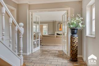 Lommel: Ruime lichtrijke villa, gelegen in bosrijk villapark, nabij centrum, sportcentrum en natuurgebied 'De Sahara'. Gelegen op 5 minuten van de Nederlandse grens. 
<ul><li>Ruime living met openhaard en aansluitende tuinkamer</li><li>Volledig ingerichte keuken met ontbijthoek en inbouwcassette</li><li>Wasplaats met inbouwkasten</li><li>CV op gas: vloerverwarming (condensatieketel 2021)</li><li>Houten ramen met dubbele beglazing</li><li>Proviand kelder en zolder</li><li>4 slaapkamers en 2 badkamers</li><li>Dubbele inpandige garage met sectionaal poorten</li><li>Prachtig zuidwest georiënteerde tuin met (deel overdekt) terras en beregeningsinstallatie</li></ul>
