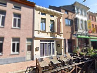 VEELZIJDIGE commerciële eigendom is ideaal gelegen in een DRUKBEZOCHTE ZIJSTRAAT VAN DE MARKT in het BRUISENDE CENTRUM VAN ZOTTEGEM. Het...