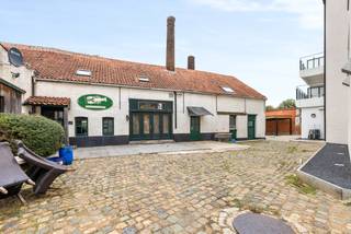 Situé dans un emplacement de choix, l'ancien restaurant de poissons "De visgheer" est à la recherche d'un nouveau propriétaire et/ou d'une nouvelle destination. Ce bâtiment historique, à rénover, est unique en son genre notamment grâce à son grand jardin avec piscine et sa dépendance avec une sortie séparée.<br /><br />Une obligation de rénovation s'applique.