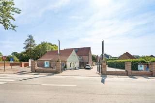 <p>Karaktervol horecapand met authentieke molenelementen, woonst en uitbreidingsmogelijkheden</p><p>Op een uitstekende locatie nabij het centrum van Zottegem bevindt zich dit unieke horecapand, gevestigd in een voormalige molen. Het pand werd in 2025 smaakvol gerenoveerd en is onmiddellijk klaar voor een nieuwe uitbating.</p><p>De horecazaak beschikt over een gezellige verbruiksruimte met plaats voor meer dan 40 gasten, een polyvalente zaal voor ongeveer 50 personen en een ruim, zonnig terras. De volledig uitgeruste professionele keuken en de vernieuwde, conforme elektrische installatie zorgen ervoor dat u zonder bijkomende investeringen van start kunt gaan. Een extra commerciële troef is dat de uitbating volledig vrij van brouwer is, waardoor u als ondernemer alle vrijheid geniet om uw eigen concept en assortiment uit te bouwen.</p><p>De authentieke molenelementen geven dit pand een uitzonderlijk karakter. Via een glazen vloerplaat krijgt u een unieke inkijk op de oude molen, wat zorgt voor een sfeervolle en verrassende beleving.</p><p>Ook naar de toekomst toe biedt dit eigendom heel wat mogelijkheden. Er is potentieel om een aparte loft te creëren, het bijgebouw een nieuwe functie te geven en de ondergrondse verdieping met de authentieke molenstenen verder in te richten als uitbreiding van de horecazaak.</p><p>Naast het handelsgedeelte beschikt het pand over een verzorgd en comfortabel privégedeelte waar het aangenaam wonen is. De woning omvat een mooie, volledig uitgeruste keuken, een ruime en lichtrijke leefruimte, prachtige badkamer, bureau, wasplaats, twee ingerichte slaapkamers en biedt bovendien de mogelijkheid om extra slaapkamers te creëren. De gezellige buitenruimte vormt de ideale plek om na een drukke werkdag in alle rust te ontspannen.</p><p>Kortom, een uitzonderlijk eigendom waar wonen en ondernemen perfect samengaan. Ideaal voor wie onmiddellijk wil starten met een café, bistro of restaurant, maar ook tal van mogelijkheden biedt voor een eigen horecaconcept.</p><p>Een pand met karakter, geschiedenis en toekomstpotentieel dat u absoluut moet ontdekken.</p><p>Contacteer Femke via femke@immobeguin.be voor meer informatie of een bezoek.</p>