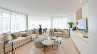 Op een goede ligging in het centrum van Knokke bevindt zich dit stijlvol gerenoveerd hoekappartement met drie volwaardige slaapkamers en een prachtig open zicht over de Lippenslaan. Winkels, het station en het strand bevinden zich op wandelafstand.<br /><br />Het appartement geniet van een hoogwaardige afwerking met parketvloeren en verfijnd maatwerk in zowel de leefruimte als de slaapkamers. <br /><br />Indeling: inkomhal met vestiaire en gastentoilet, gevolgd door een bijzonder ruime en lichtrijke leefruimte. Dankzij de hoekligging en vele raampartijen geniet u hier van een aangenaam open zicht. Aansluitend bevindt zich de volledig ingerichte open keuken voorzien van hoogwaardige Miele-toestellen.<br /><br />Aan de achterzijde bevinden zich drie volwaardige slaapkamers met dubbel bed en ingemaakte kasten. Verder beschikt het appartement over twee badkamers met inloopdouche, lavabo en toilet, waarvan één ensuite bij de master bedroom. Een praktische berging/wasplaats maken het geheel compleet.<br /><br />Mogelijkheid tot aankoop van een garagebox in de residentie. Privatieve kelderberging en gemeenschappelijke fietsenstalling in het gebouw zijn inbegrepen.<br /><br />Bezoeken graag na afspraak met Willem Cauwels: 050/89 27 70.