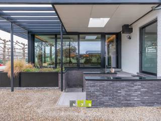 <span><strong>UNIEK HANDELSPAND MET BOVENLIGGEND APPARTEMENT OP EEN PERCEEL VAN 21A27CA TE MAASMECHELEN<br /><br />Het handelsgelijkvloers is momenteel in gebruik als horecazaak met 65 zitplaatsen binnen en ca. 40 zitplaatsen buiten.<br />Echter kan het pand perfect dienst doen voor andere handelsdoeleinden. <br /><br />TROEVEN<br /></strong>- Commerciële TOP-ligging! <br />- Gelegen op enkele minuten van de E314. <br />- Ruim handelspand op het gelijkvloers met diverse mogelijkheden! <br />- Combinatie wonen/werken mogelijk! <br />- Energiezuinig pand! EPC-label C voor zowel het handelspand als het appartement!<br />- Ruime parking aan de voorzijde en achterzijde van het gebouw.<br />- Ruime terrassen aan de voorzijde en achterzijde. <strong><br /><br /></strong><strong>KELDERVERDIEPING -1 (101m²) | horende bij het handelspand: <br /></strong>- Diverse kelderruimten: wijnkelder, drankvoorraad, 2 voorraadkelders, Cv-ruimte, berging. <strong><br /><br />GELIJKVLOERS | HANDELSPAND (234m²) | momenteel ingericht als restaurant. <br /></strong>- Werd onlangs nog volledig gerenoveerd. <br />- Inkomhal: geeft toegang tot het handelspand. <br />- Polyvalente ruimte 1: momenteel gebruikt voor zakelijke gelegenheden, meetings,... doorgang naar terras aan de voorzijde. <br />- Polyvalente ruimte 2: volledig ingerichte bar/toog met alle toebehoren (frigo's, spoelbak,tapkranen,....). <br />- Polyvalente ruimte 3: in gebruik als serveerruimte, in het verlengde van de toogruimte,<br />- Polyvalente ruimte 4: in gebruik als serveerruimte, veel lichtinval dankzij de grote raampartijen, toegang naar het terras aan de achterzijde. <br />- Horecakeuken: volledig ingerichte professionele keuken, alle horeca apparatuur aanwezig, deels open keuken met zicht naar de serveerruimten, tegelvloer. <br />- Gastentoiletten: heren - en damestoiletten voorzien van lavabo, spiegel, onderkastjes. <br />- Afwasruimte, voorraadruimte, vestiaire,... <br /></span><span><strong><br />VERDIEPING</strong> <strong>+01 | APPARTEMENT (met aparte privé-ingang!) (174m²): <br /></strong>- Inkomhal ((2,37m x 2,66m) + (5,91m x 3,66m) = 27,93m²): trappenhal, tegelvloer. <br />- Woonkamer ((5,57m x 6,60m) + (4,75m x 3,36m) = 52,72m²): airco, tegelvloer. <br />- Keuken (4,63m x 3,35m = 15,51m²): ligt in het verlengde van de woonkamer, geïnstalleerde keuken met onderkasten, bovenkasten, dampkap, kookvuur, spoelbak; doorgang naar ruim terras, tegelvloer. <br />- Toilet (0,60m x 1,15m = 0,69m²): zittoilet, tegelvloer. <br />- Berging (3,46m x 1,31m = 4,53m²): deels wandbetegeling,<strong> </strong>tegelvloer. </span><span><br />- Badkamer (4,92m x 3,84m = 18,89m²): badmeubel met dubbele lavabo, ligbad, zittoilet, douche, inbouwspots, handdoekradiator, deels wandbetegeling, tegelvloer. <br />- Slaapkamer 1 ((3,41m x 3,84m) + (2,42m x 3,76m) = 22,19m²): via schuifraam doorgang naar terras, doorgang naar dressing met inbouwkasten, laminaat.<strong> </strong><br />- Slaapkamer 2 (5,63m x 3,60m = 20,27m²):<strong> </strong>laminaat.<br />- Slaapkamer 3 (3,20m x 3,61m = 11,55m²):<strong> </strong>laminaat.<strong> </strong><br /></span><br /><span><strong>EXTERIEUR</strong></span><br /><span>- Ruime parking (voorzijde &amp; achterzijde) <strong><br /></strong>- Ruime terrassen (voorzijde &amp; achterzijde)<br /><br /><strong>EXTRA INFO EPC'S<br /></strong>- Residentiële eenheid: energielabel C | 235 m² | unieke code: 3409857. <br />- Niet-residentiële eenheid: energielabel C | unieke code: 3409853. <br /><br />Bekijkt u deze advertentie via een aanverwante vastgoedsite, surf dan zeker naar onze website <strong>www.N78vastgoed.be</strong> voor een uitgebreide beschrijving en foto's. <strong>Meer info: +32 (0)89 86 18 88 of info@N78vastgoed.be.</strong></span>