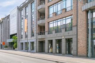 RUIM KANTOOR / HANDELSRUIMTE MET EEN OPPERVLAKTE VAN MAAR LIEFST 286 M2 EN 65M2 TERRAS, OP ZICHTLOCATIE TE HASSELT- CENTRUM (KLEINE RING)<br /><br /><span>Deze open kantoor-/handelsruimte die nu dienst doet als geheel met toonzaal/vergader -en kantoorruimte, bevindt zich op de kleine ring van Hasselt (Thonissenlaan). Ze is eveneens bereikbaar via de Burgemeester Bollenstraat aangezien de eigendom bouwkundig volledig doorloopt tot daar. T</span><span>wee toegangswegen maken het geheel praktisch erg 'bereikbaar'.</span><br /><br /><span>Het gaat hier om een groot geheel bestaande uit een mooie, ruime toonzaal, een vergaderruimte, een keuken, een opgesplitst sanitair gedeelte, enkele af te sluiten bergruimten, een kantoor en nog een grote toonzaal/vergaderruimte. Dankzij het gebruik van vele raampartijen en uitkijk op het centrale privé terras, geniet dit handelspand overal over voldoende natuurlijke lichtinval.</span><br /><br /><span>Het geheel wordt verwarmd op basis van radiatoren en in de grote ruimtes airconditioning. De keuken werd uitgerust met inbouwkasten, een elektrisch kookvuur en een spoelbak met mengkraan. Via lift of trap (zijde Thonissenlaan) kan men de ondergrondse parkeergarage op -1 bereiken. Bij dit geheel zijn er twee aparte bergplaatsen inbegrepen. Er kunnen echter, op aanvraag, en niet inbegrepen in de prijs, 3 autostandplaatsen apart aangekocht worden. De toegang naar de ondergrondse parkeergarage bevindt zich in de Burgemeester Bollenstraat.</span><br /><br /><span>Voor de deur (via Schiervellaan - Maagdendries - Kapelstraat - Thonissenlaan), in de omliggende straten en om de hoek (denk aan “Parking Astrid”) is er voldoende parkeergelegenheid voor klanten aanwezig.</span><br /><br /><span>Dit geheel is ideaal voor de dienstverlenende sector (kantoor / burelen / vrije beroepers / diensten / …). Handel is eveneens zeker een optie en toegelaten, horeca niet.</span><br /><br /><span>Het geheel werd in het verleden vergund als handelsruimte met woonstudio (Zie plan bij downloads). De mogelijkheid bestaat er in (mits goedkeuring van de stad Hasselt) om beide gehelen terug op te splitsen in een woonstudio (toegankelijk vanuit de Burg Bollenstraat en aparte handelsruimte/kantoor (toegankelijk vanuit de Thonissenlaan).</span><br /><br /><span>Bent u de ondernemer dit fantastisch gelegen pand met enorm veel potentieel op de kop wil tikken? Contacteer ons op 011 96 51 76 of mail naar info@momentumvastgoed.be!</span>