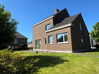 <p>Deze centraal gelegen woning biedt op het gelijkvloers een inkomhal met gastentoilet, een ruime en lichtrijke leefruimte met zicht op de tuin, een aangename volledig ingerichte keuken, een praktische berging met douche en een ruime garage.</p>
<p>Op de eerste verdieping bevinden zich vier slaapkamers (15m², 13m², 11m², 10 m²) en een badkamer. Via een vaste trap bereikt u de zolderverdieping waar u de mogelijkheid heeft om extra kamers of een hobbyruimte te creëren.</p>
<p>De woning is onderkelderd, voorzien van ingemaakte kasten op de slaapkamers, uitgerust met elektrische verwarming, hoogrendementsglas en zonnepanelen.</p>
<p>Buiten geniet u van een mooie tuin met terras. Renovatieplicht van toepassing.</p>
<p>Dankzij de centrale ligging bevinden scholen, winkels en openbaar vervoer zich op wandelafstand. Bovendien is er een vlotte verbinding naar de N16 en de E17.</p>
