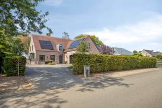 <p>Voor verdere info of een vrijblijvende waardebepaling van uw eigendom: kieran.dams@homixx.be of 016 792 901<br /><br />Welkom in deze prachtige, rustig gelegen open bebouwing die garant staat voor een zorgeloos en energiezuinig wooncomfort dankzij een uitstekende EPC-score A. Bij het betreden van de woning komt u binnen via een gastvrije inkomhal, uitgerust met een apart gastentoilet en een praktische vestiaire. De sfeervolle en lichtrijke leefruimte vormt het hart van het huis, waar een gezellige kachel zorgt voor heerlijke warmte tijdens de koelere maanden. Aansluitend bevindt zich de volledig geïnstalleerde keuken, die naadloos overgaat in een handige, ruime berging.<br /><br />Op de verdieping vindt u tevens een complete badkamer, uitgerust met een ontspannend ligbad, een comfortabele inloopdouche en een dubbele lavabo. Boven biedt de woning drie volwaardige slaapkamers en op het gelijkvloers een veelzijdige bureauruimte, die moeiteloos kan worden omgevormd tot een vierde slaapkamer of hobbyruimte. Voor extra opberg gemak is er een ruime zolder, vlot bereikbaar via een uitschuifbare trap. Uw wagen parkeert u veilig in de inpandige garage met automatische poort. Buiten geniet u in alle privacy op het gezellige terras en in de mooie tuin. Een ideale gezinswoning waar comfort en rust perfect samenkomen!</p>