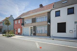 Ben je op zoek naar een woning met écht potentieel, die je volledig naar je eigen hand kunt zetten? Zoek niet verder!<br />In het centrum van Beitem (Roeselare) — op wandelafstand van de school, het openbaar vervoer met vlakbij een supermarkt — staat deze verrassend ruime gezinswoning te koop.<br /><br />Met een <strong>bewoonbare oppervlakte van maar liefst 218 m²</strong> (volgens EPC) en een <strong>gevelbreedte van ca. 8 meter</strong> biedt dit pand een waaier aan mogelijkheden voor wie houdt van ruimte en comfort. <br /><br /><strong>Waarom dit jouw droomproject wordt:</strong>
<ul>
	<li><span><strong>Ruimte in overvloed:</strong> Een solide basis met grote volumes, ideaal voor een groot gezin of wie extra hobby-/werkruimte zoekt.</span></li>
	<li><span><strong>Energiezuinig potentieel:</strong> De woning heeft momenteel energielabel E (renovatieverplichting), maar mits het plaatsen van dakisolatie spring je meteen naar een <strong>gunstig label C</strong>!</span></li>
	<li><span><strong>Zuidgerichte buitenomgeving:</strong> Achteraan geniet je in alle rust van een leuke, ruime en zonnige tuin.</span></li>
	<li><span><strong>Praktische garage:</strong> De tuin is rechtstreeks bereikbaar via de grote, inpandige garage — ideaal voor fietsen, tuinafval of een wagen.</span><br /> </li>
</ul>
<strong>De indeling</strong>

<ul>
	<li><span><strong>Gelijkvloers:</strong> Ruime, uitnodigende inkomhal, inpandige garage, lichtrijke woonkamer, aparte eetkamer, keuken, wasplaats, toilet en een handige berging. Daarnaast beschikt de woning ook over een <strong>kelder</strong>.</span></li>
	<li><span><strong>1ste verdieping:</strong> Een nachthal die toegang biedt tot <strong>3 zeer ruime slaapkamers</strong> (waarvan het plafond opgehoogd dient te worden) en een badkamer.</span></li>
	<li><span><strong>Zolder:</strong> Een grote zolderruimte met het potentieel om extra (slaap)kamers te creëren (mits het plaatsen van een vaste trap).</span><br /> </li>
</ul>
<strong>Kortom:</strong> Een woning met leuke ligging en aangename tuin. Steek je graag de handen uit de mouwen om hier jouw ultieme thuis van te maken?<br /><br />Deze woning valt onder de renovatieplicht. <br /><br /><strong>Contacteer ons snel voor een bezoek en ontdek alle mogelijkheden ter plaatse!</strong><br /><br /> 