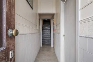 Deze rijwoning is rustig gelegen op wandelafstand van het centrum van Zwevegem, met winkels, scholen en openbaar vervoer vlot bereikbaar.Het...