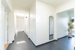 <p><span>Dit instapklare appartement valt meteen op door zijn uitzonderlijke ruimtegevoel. De brede inkomhal, de hoge plafonds en de vele raampartijen zorgen voor een aangename, open sfeer en een overvloed aan natuurlijk licht.</span></p><p><span>Elke ruimte in het appartement is royaal bemeten. Zowel de leefruimte als de ruime leefkeuken bieden alle comfort, terwijl ook de slaapkamers bijzonder ruim zijn. Vanuit de slaapkamer én inkomhal heeft u toegang tot het brede terras van 17 m², een heerlijke plek om te genieten van het zonnetje en extra buitenruimte.</span></p><p><span>Het appartement werd volledig gerenoveerd en is technisch volledig in orde. Met een EPC-label B en een conforme elektrische installatie bent u verzekerd van een energiezuinige en zorgeloze woonst. Bovendien werden recent nieuwe elektrische rolluiken geïnstalleerd.</span></p><p><span>Het appartement maakt deel uit van een kleinschalig gebouw met lage gemeenschappelijke kosten, een extra pluspunt voor wie comfortabel en betaalbaar wil wonen!</span></p><p><span>Ook de ligging is een absolute troef. Op wandelafstand bevindt zich het centrum van Aartselaar met winkels, scholen, kinderopvang en alle dagelijkse voorzieningen. De bekende winkels langs de A12 liggen vlakbij en dankzij de centrale ligging tussen Antwerpen en Brussel geniet u van een uitstekende bereikbaarheid. Ideaal voor wie dagelijks pendelt naar Antwerpen of Brussel en op zoek is naar een centrale uitvalsbasis.</span></p><p><span>Een lichtrijk, volledig gerenoveerd appartement waar ruimte, comfort en kwaliteit samenkomen.</span><br /><br /><span><span>Interesse? Neem gerust contact op voor meer informatie of een bezichtiging: </span></span><span>info@markasa.be</span><span><span> of 03/827.72.92</span></span></p>