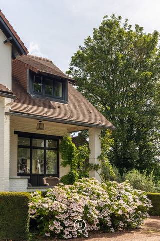 Ontdek deze charmante en karaktervolle villa, gelegen op een boogscheut van Brussel. De woning bevindt zich op een royaal en groen perceel dat rust, ruimte en privacy op een unieke manier combineert. De villa ademt klasse en authenticiteit en verenigt een tijdloze, klassieke architectuur met een warme, landelijke uitstraling.<br /><br />De woning wordt volledig omringd door een prachtig aangelegde, doch onderhoudsvriendelijke, tuin met uitgestrekte gazons en oude en waardevolle bomen die natuurlijke schaduwpartijen bieden. De oprijlaan en ruime parkeergelegenheid versterken de statige en elegante uitstraling van het geheel. <br /><br />De woning gebouwd in 1931 als zomerverblijf voor een Brusselse familie werd volledig gerenoveerd in 2015 en 2022, waardoor je vandaag kan genieten van hedendaags comfort, gecombineerd met authentieke charme. <br /><br />De woning is als volgt ingedeeld: <br />-1: Praktische opbergkelder en technische ruimte <br />Gelijkvloers: In de ruime inkomhal, die uitgeeft op de leefruimtes, is er een vestiaire en gastentoilet. De woning beschikt over een gezellige eetkamer en een lichtrijke woonkamer. Een eerste keuken geeft direct toegang tot de tuin met op hetzelfde niveau een bureel , perfect voor thuiswerk. Iets hoger en aansluitend op de inkomhal is er een gezellige eetruime met een tweede keuken en een praktische bijkeuken. <br />+1 : Op deze verdieping bevindt zich een apart toilet, een wasberging en een kinderkamer <br />+2 : Hier vindt u de master bedroom met dressing en een ensuite badkamer en een balkon dat uitgeeft op de tuin. Verder bevinden zich hier 2 kinderkamers beide uitgerust met ingemaakte kasten, en een tweede badkamer.