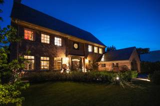 <p><span>Exclusieve villa met hoogwaardige afwerking op een rustige en residentiële ligging te Grobbendonk. </span></p><p><span> </span></p><p><span>Indeling</span></p><p><span>U betreedt de villa middels de centrale inkomhal met prachtige eiken trap naar de verdieping en een gastentoilet. Vanuit deze entreehal toegang naar garage, kelder, keuken en koele berging middels een dienstgang. Via een dubbele deur bereikt u de leefruimte met de centrale eetkamer en grote orangerie met vide als middelpunt van de woning. Ruime woonkamer met prachtige open haard en openslaande deuren naar tuin en terras. Tevens toegang vanuit de centrale eetkamer naar de luxe afgewerkte leefkeuken met eveneens toegang tot tuin en terras alsook een overdekt terras. Daarnaast beschikt de villa over een ruime bijkeuken/wasplaats en vestiairekamer alsook de eerder genoemde koele berging.</span></p><p><span> </span></p><p><span>Garage</span></p><p><span>De inpandige garage is zeer ruim en biedt eenvoudig ruimte aan twee wagens en bijkomende bergruimte. De garage is voorzien van automatische poorten. </span></p><p><span><br />Kelder</span></p><p><span>De villa is gedeeltelijk onderkelderd met bergruimte en technische ruimte alsook een mogelijke wijnkelder. </span></p><p><span> </span></p><p><span>1e Verdieping</span></p><p><span>Middels de statige trap bereikt u de eveneens indrukwekkende nachthal met gastentoilet. Vanuit deze nachthal heeft u toegang tot een ruime mastersuite bestaande uit een royale slaapkamer met prachtig zicht op de tuin, een ingerichte dressingkamer en een ruime luxe afgewerkte badkamer. Nog twee zeer ruime slaapkamers en een tweede badkamer. </span></p><p><span> </span></p><p><span>2e Verdieping</span></p><p><span>Middels een vaste trap bereikt u een grote polyvalente ruimte welke deels is afgewerkt en reeds werd voorzien van ingemaakte bergkasten. Deze tweede verdieping bestaat uit een grote open ruimte alsook een tweede grote kamer welke kan worden ingericht als gastenkamer of ruimte voor inwonend personeel. </span></p><p><span> </span></p><p><span>Tuin en buitenruimtes</span></p><p><span>De ruime tuin biedt u veel rust en privacy alsook een zeer gunstige zonligging. Aan de achterzijde van de woning bevinden zich meerdere terrassen waaronder een overdekt terras. Er is een prachtig zwembad aangelegd welke is verwarmd en voorzien van een automatisch rolluik. Achteraan op het perceel is reeds een poolhouse aanwezig en zijn mogelijkheden tot het uitbreiden van dit poolhouse tot een polyvalent bijgebouw. </span></p><p><span> </span></p><p><span>Bijzonderheden</span></p><p><span>Deze villa werd gebouwd in 2001 en werd zeer recent volledig gerenoveerd en afgewerkt op een zeer hoog niveau. De woning is uitgerust met domotica, zonnepanelen, opnieuw aangelegde tuin met verlichting, beregening etc. Zowel op technisch als esthetisch gebied werden steeds de beste materialen gekozen. De ruime tweede verdieping biedt u mogelijkheden voor bijkomende slaapkamers of hobbyruimte. Het poolhouse biedt u ook diverse mogelijkheden. CV installatie met warmtepomp, EPC label A!</span></p><p><span>Enkel een bezoek ter plaatse kan u de kwaliteit van dit eigendom laten ervaren. </span></p><p><span>Meer informatie via ons kantoor.</span></p><p><span> </span></p>