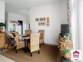 <strong>Gezellig appartement van 74 m² met 2 slaapkamers in centrum Tielt!<br />Bezoek enkel mogelijk door onderstaande link volledig en correct in te vullen: </strong>https://mijnhuurprofiel.be/property/a4b0e6a7-927f-445a-8c97-9ece36219f11<br /><br />Ligging: Centrum Tielt. Op wandelafstand van de markt, bakker, bank, slager, openbaar vervoer enz.<br /><br />Dit appartement is gelegen op de eerste verdieping en is te bereiken met een lift.<br /><br />Indeling: We komen binnen in het appartement en hebben onmiddellijk toegang tot de woonkamer met open keuken (5 m op 6 m). Dit appartement beschikt over hoge plafonds alsook grote raampartijen waardoor er veel natuurlijke lichtinval is. Vanuit de living kunnen we naar het balkon. Hier hebben we een mooi zicht op de Sint-Pieterskerk. De keuken is ingericht met een keramische kookplaat, dampkap, oven, microgolfoven, dubbele spoelbak, koelkast met diepvriesvak en voorziening voor een vaatwasmachine. Bij de keuken is er een handige berging van 1,8 m op 1,9 m met voorziening voor wasmachine en droogkast. Vervolgens hebben we een apart toilet met handenwasser. Daarnaast is er de badkamer afgewerkt met een ligbad en een enkelvoudige lavabo met spiegel. In dit appartement zijn er twee slaapkamers van respectievelijk 2,1m op 3,9 m en 3,4 m op 3,9 m. Tot slot hebben we bij dit appartement een autostaanplaats alsook een privatieve kelderberging.<br /><br />Pluspunten:<br />- Centrum ligging;<br />- Zeer energiezuinig appartement;<br />- Privatieve kelderberging en staanplaats.