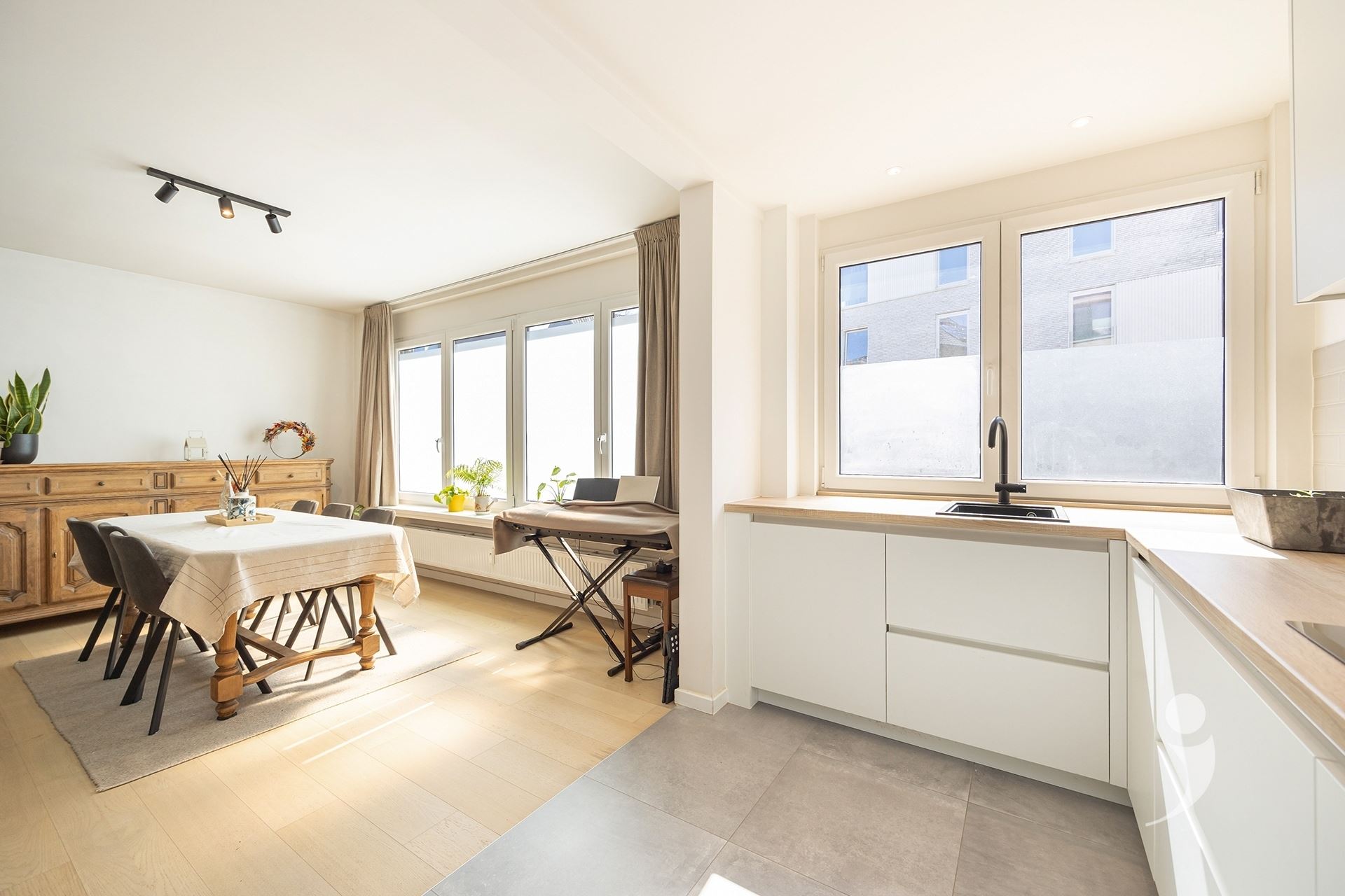 Gerenoveerd appartement met 2 slaapkamers, garagebox en staanplaats - foto 5