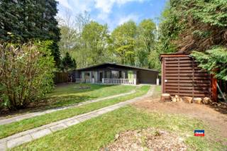 <p><span>UNIEKE VAKANTIEWONING / BUITENVERBLIJF IN HARTJE NATUUR MET ABSOLUTE PRIVACY EN RUST | EPC E |</span></p><p><span>Dit prachtige vakantiehuis, gelegen aan een onverharde weg, omgeven door bos en weiland, biedt alle nodige privacy.</span></p><p><span>Het loslopend wild zoals konijntjes en hertjes in de tuin krijgt u er gratis bij.</span></p><p><span>Zeer mooie, zuidoost georiënteerde privé tuin van 1.300 m², afgesloten met een automatische poort. </span></p><p><span>Indeling als volgt: ruime veranda - woonkamer op laminaat - gesloten, geïnstalleerde keuken - zeer ruime slaapkamer (21m²) - badkamer met inloopdouche en lavabo - apart toilet - bergruimte - wasplaats - garage / opslagplaats / werkruimte.</span></p><p><span>Extra troeven: </span></p><p><span>*vakantiegevoel in eigen land</span></p><p><span>*Air BNB mogelijk / toegelaten</span></p><p><span>*gasboiler voor warm water</span></p><p><span>*eigen gratis water via putboring (kwaliteit water jaarlijks getest en goedgekeurd)</span></p><p><span>*verwarming warmtepomp lucht / lucht (2019) en pelletkachel in de woonkamer (2021)</span></p><p><span>*volledig asbestvrij</span></p><p><span> </span></p><p><span>Mis deze unieke kans niet en contacteer ons snel voor een bezoek !</span></p>