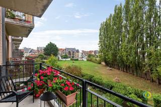 <p><span>Ontdek dit instapklare appartement op de tweede verdieping van een goed onderhouden residentie in een rustige en aangename buurt van Koekelberg, vlakbij winkels, scholen, openbaar vervoer en op wandelafstand van het Elisabethpark en de Basiliek van Koekelberg. Een ideale ligging met een vlotte verbinding naar het centrum van Brussel en de grote invalswegen. Het appartement werd enkele jaren geleden volledig opgefrist en sindsdien met zorg onderhouden. Technisch is alles perfect in orde. De elektrische installatie is conform en de EPC-score C (119 kWh/m²) is uitstekend. Bij het betreden van het appartement komt u in een lichtrijke leefruimte met open karakter. De grote ramen en het aangename balkon met groot chassis zorgen voor veel lichtinval en een mooi, groen uitzicht op de gemeenschappelijke tuin. De open keuken is volledig uitgerust met alle nodige toestellen. Verder beschikt het appartement over twee volwaardige slaapkamers, een badkamer met ligbad en douchefunctie, een aparte toilet, en een praktische berging met aansluiting voor wasmachine. Een groot pluspunt: het appartement beschikt over een staanplaats in de ondergrondse parking, inbegrepen in de prijs. Kortom, een perfect onderhouden en instapklaar appartement met een uitstekende ligging.</span><span> </span></p>