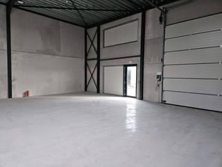 <p>Op zoek naar een vlot bereikbare bedrijfsruimte met groeipotentieel? Dit <strong>KMO pand van 337,60 m²</strong> bevindt zich in <strong>Business Park Aero</strong>, een recent en actief bedrijvenpark vlak bij de luchthaven van Charleroi.</p><p>De omgeving is volledig ingericht en meerdere ondernemingen zijn hier al operationeel. Dat zorgt voor een professionele setting waar ondernemen vanzelfsprekend wordt. De unit is modulair opgebouwd en kan eenvoudig aangepast worden aan de noden van je activiteit.</p><h3>Wat mag je verwachten?</h3><ul><li><p>337,60 m² functionele bedrijfsruimte</p></li><li><p>privatieve parkeerplaatsen</p></li><li><p>aparte inkom</p></li><li><p>mogelijkheid tot mezzanine</p></li><li><p>flexibele indeling met multifunctioneel gebruik</p></li></ul><p>Deze KMO unit is geschikt voor uiteenlopende activiteiten zoals opslag, werkplaats, atelier, magazijn of kantoorruimte. Indien gewenst kunnen units gecombineerd worden.</p><h3>Centrale ligging</h3><ul><li><p>snelle verbinding met E420 en N568</p></li><li><p>vlak bij de luchthaven van Charleroi</p></li><li><p>15 minuten van centrum Charleroi</p></li><li><p>vlotte bereikbaarheid richting Nijvel en La Louvière</p></li></ul><p>In de nabije omgeving vind je supermarkten, horecazaken, banken en tankstations.</p><p><strong>Adres:</strong> Rue de Bordeaux, 6040 Charleroi</p><p>Meer weten of een bezoek plannen?<br />Bel <strong>+32 472 89 60 18</strong>.</p>