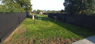 <p>Welkom in deze ruime gezinswoning in Zandvliet. Met ongeveer 165 m² bewoonbare oppervlakte en een perceel van ongeveer 575 m² is hier volop ruimte voor een gezin, hobby’s en gezellige momenten samen.</p><p>Bij het binnenkomen heb je een ruime inkomhal. Als je verder gaat valt meteen de aangename leefruimte op. De woning beschikt over vier slaapkamers, een badkamer én een apart toilet, wat zorgt voor extra comfort en praktisch gebruik in het dagelijkse leven.</p><p>Ook energetisch heeft de woning interessante troeven: 8 zonnepanelen, een thuisbatterij van 10 kWh en een lucht-luchtwarmtepomp voor verwarming en koeling op het gelijkvloers. De woning beschikt over een EPC-label C (292 kWh/m² jaar) en heeft geen renovatieverplichting.</p><p>De woning beschikt eveneens over een kelder, ideaal als extra bergruimte voor voorraad, gereedschap, huishoudelijke spullen of andere zaken die je liever uit het zicht bewaart. Een handige extra ruimte die zorgt voor meer opberggemak in de woning.</p><p>Naast de kelder beschikt de woning over twee praktische tuinkoten in de tuin. Ideaal voor het opbergen van fietsen, tuinmeubelen, tuingereedschap, speelgoed en andere spullen.</p><p>Een echte troef is de grote tuin met terras. Hier heb je alle ruimte om te genieten van zonnige dagen, kinderen te laten spelen of gezellig met vrienden en familie samen te zitten. De buitenruimte biedt bovendien heel wat mogelijkheden om er je eigen plek van te maken.</p><p>In de omgeving vind je bovendien de nodige voorzieningen voor het dagelijkse leven, zoals winkels, scholen, sportfaciliteiten en openbaar vervoer.</p><p>Ben je op zoek naar een ruime gezinswoning met 4 slaapkamers, een grote tuin én interessante energievoorzieningen? Dan is een bezoek zeker de moeite waard.</p><p>Vraagprijs: €420.000</p>