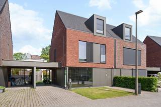 Exclusieve, instapklare gezinswoning op toplocatie in rustige doodlopende straat.Op zoek naar een recente, energiezuinige woning waar comfort, ruimte...