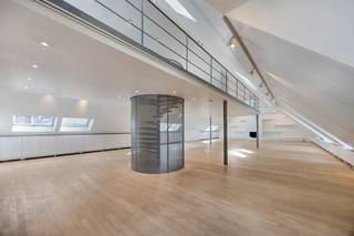 <strong>Unieke loft van ca. 400m² op 't Zuid, in een prachtig gebouw in Neo-Vlaamse renaissancestijl.</strong><br /><br /><strong>Indeling:</strong><br />De <strong>royale leefruimte met mezzanine </strong>geniet van een prachtig zicht over het <strong>Zuidpark</strong>. Deze is voorzien van een <strong>open haard</strong> met rondom rond schabben en opbergkasten. Via de draaitrap komt u op de mezzanine terecht, waar de slaapkamer zich bevindt. Aansluitend aan de slaapkamer, een <strong>praktische dressing</strong> en de badkamer voorzien van een groot bad, een badkamermeubel met een dubbele wastafel, een inloopdouche en een toilet. <br />Achter de leefruimte, de <strong>volledig uitgeruste keuken</strong> voorzien van een Amerikaans koelkast, microgolfoven, traditionele oven, kookplaat, dampkap, vaatwasser, twee ingewerkte gootstenen, ontbijttafel en voldoende kasten. Achter de keukenwand, de grote technische berging met o.a. aansluiting voor een wasmachine en een droogkast. <br />Tussen de leefruimte en de keuken, een bureauruimte met ingemaakte kasten en toegang tot het gastentoilet. <br /><br /><strong>Bijzonderheden:</strong><br />Bouwkundig erfgoed;<br />Maandelijkse kosten: 180,- EUR per maand [Beheer; verbruik/onderhoud van de gemeenschappelijke delen (incl. lift) + provisie waterverbruik)<br /><strong>Aparte nutsvoorzieningen</strong> elektriciteit en gas.<br />Mogelijkheid om een autostaanplaats bij te huren voor 170,- EUR / maand.<br /><br /><strong>Ligging:</strong><br />Gelegen op een absolute <strong>AAA-locatie</strong> met alle faciliteiten om de hoek.