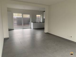 Volledig gerenoveerde woning met 4 slaapkamers en tuin Deze woning treffen we aan in een zijstraat van de verbindingsweg tussen Diepenbeeken Genk. U...