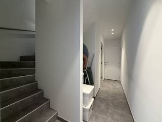 Dit ruime appartement op de tweede verdieping met lift is gelegen in het centrum van Geel. Hierdoor liggen alle faciliteiten die Geel te bieden heeft op fiets- en wandelafstand (horeca, winkels, openbaar vervoer …) Verder biedt deze woonst vlotte aansluiting tot belangrijke invalswegen alsook autosnelweg.<br /><br />Het appartement bestaat uit:<br />- Inkomhal<br />- Woon- en eetkamer<br />- Mooie ingerichte open keuken, voorzien van alle toestellen en comfort<br />- 1 slaapkamer<br />- Badkamer met inloopdouche en tweede toilet<br />- Gastentoilet<br />- Wasplaats – berging<br />- Gezellig en ruim terras met een prachtig uitzicht<br />- 1 Autostaanplaats achter het gebouw<br />- Aparte berging achter het gebouw voor fietsen, containers, e.d<br /><br />Extra: <br />- Zonnepanelen en warmtepomp<br />- Verlichting voorzien<br />- Gordijnen, glasgordijnen en lamellen zijn inbegrepen<br />- Huurprijs: 795 euro/maand + 70 euro/maand gemeenschappelijke kosten + 100 euro/maand forfait bedrag voor verwarming en warm waterverbruik<br />- Het appartement is beschikbaar vanaf 1/12/2026<br /><br />Uitsluitend via onze website www.vastengoed.be kan u een bezichtiging inplannen op de vooropgestelde bezoekmomenten. Voor andere vragen kan u het kantoor bereiken op het nummer 014 72 73 74