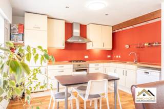 Deze bijzondere woning in bel-etagestijl vormt een mooie symbiose tussen historische achtergrond en modern wooncomfort. De statige inkomhal...