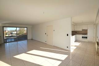 Ruim duplex appartement van 112 m² met 1 slaapkamer, riant terras van ca. 35 m² en autostaanplaats, bestaande uit: inkomhal met ruimte voor...