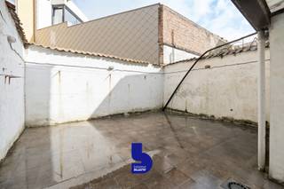 Deze karaktervolle herenwoning, opgedeeld in drie vergunde appartementen, vormt een uitstekende investeringsopportuniteit op een toplocatie nabij...