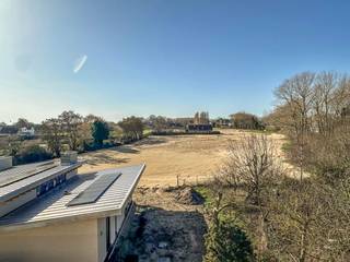 Prachtig nieuwbouwappartement met zicht op het natuurgebied en welgelegen tussen het charmante Oostduinkerke-Dorp en bruisende Oostduinkerke-Bad. Indeling: inkomhal met apart toilet en ingemaakte vestiaire, zonnige woonkamer uitgevend op een zonovergoten terras (23 m²) met mooi zicht op de beschermde duinen, ingerichte keuken, 3 slaapkamers, 2 badkamers en een berging. Mogelijkheid tot aankoop van een ondergrondse garagebox en kelder. De afwerking is van topkwaliteit en bovendien energiezuinig (geothermie).