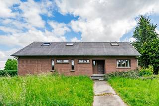 Située dans le village de Marilles, entre Jodoigne et Hannut, cette spacieuse maison construite en 1980 offre de beaux volumes et un cadre de vie agréable sur un terrain de plus de 10 ares.<br /><br />Le rez-de-chaussée se compose d'un lumineux séjour, d'une cuisine, de trois chambres de 11 m², 14 m² et 16 m², ainsi que d'une salle d'eau. Une belle terrasse surélevée prolonge les espaces de vie et offre une vue dégagée sur le jardin.<br /><br />À l'étage, vous découvrirez deux grandes chambres de 21 m² et 24 m² ainsi qu'une salle de bains, offrant un espace idéal pour une famille nombreuse ou pour l'aménagement d'un bureau et d'une chambre d'amis.<br /><br />La maison bénéficie également de caves sous toute sa superficie, avec un accès garage particulièrement pratique pour le stationnement, le rangement ou un atelier.<br /><br />Côté technique, le bien est équipé de 26 panneaux photovoltaïques et d'une chaudière datant d'environ 20 ans. Le certificat PEB affiche la classe énergétique C avec une consommation spécifique de 251 kWh/m².an (PEB n° 20260609050769).<br /><br />Le bien nécessite un rafraîchissement général, offrant ainsi aux futurs propriétaires l'opportunité de le remettre au goût du jour et de l'aménager selon leurs envies tout en profitant de ses beaux volumes et de sa configuration familiale.<br /><br />Une maison lumineuse de 5 chambres, avec jardin et nombreuses possibilités d'aménagement, à découvrir sans tarder !<br /><br />PEB : C – 251 kWh/m².an – Code unique : 20260609050769.