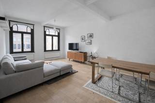 <p>Dit charmante appartement van ca 70 m² bevindt zich in de Volkstraat op het Antwerpse Zuid. Het is ideaal gelegen in een karaktervol gebouw. Het Museum voor Schone Kunsten, de Marnixplaats, het Zuidpark, Nationalestraat en Scheldekaaien bevinden zich op wandelafstand. Bovendien maken tal van restaurants, trendy cafeetjes en winkels de ligging compleet.</p>
<p>Via de inkomhal komt u meteen binnen in een ruime leefruimte met aansluitend een halfopen keuken. De keuken is voorzien van een gasvuur, oven, vaatwasser en koelkast met vriesvak. De vele keukenkastjes zorgen voor de nodige opbergruimte.</p>
<p>De slaapkamer is gelegen aan de rustige achterzijde van het gebouw. Deze kan gebruikmaken van een badkamer met ligbad/douche, lavabo, toilet en aansluiting voor wasmachine en droogkast.</p>
<p>Gemeenschappelijke lasten, incl. provisie op het verbruik van water: 50 Euro per maand.<br />De nutsvoorzieningen elektriciteit en gas zijn privé op te nemen door de huurder.</p>
<p>Beschikbaar vanaf 1 maart.</p>