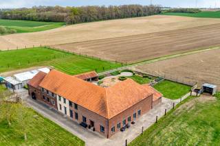 Deze mooie woonhoeve in open bebouwing bevindt zich in een rustig straatje tussen de velden in Breisem, een landelijke deelgemeente van Tienen...