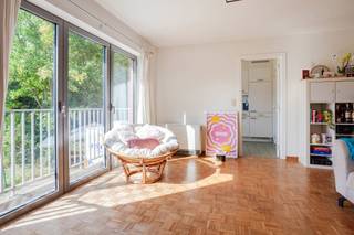 Dit lichtrijke appartement biedt een aangename en ruime leefomgeving met een mooie inval van natuurlijk daglicht en een rustgevend zicht op het...