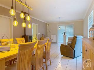 <p>Prachtige en rustige woning in Rillaar/Aarschot te koop!</p><p>Je komt de woning in de ruime inkomhal binnen met gastentoilet. Aansluitend kom je de ruime en lichtrijke leefruimte binnen. Verder heb je een ruime keuken, berging, wasplaats en een inpandige garage.<br />Op de eerste verdieping kan je de 3 ruime slaapkamers, badkamer en berging terugvinden.</p><p>In de zonnige tuin is het heerlijk vertoeven en genieten van de rust.</p><p>Deze woning is gelegen in een zeer rustige straat, hierdoor geniet je van de rust maar ook het gemak met bereikbaarheid naar winkels, scholen, ... alsook connectie met autosnelweg (max 2 min rijden).</p><p>Kortom een energiezuinig en instapklaar huis!</p><p>EPC: 246 UC: 20251007-0003703555-RES-1</p><p>Wens je een gratis schatting? Vergeet dan zeker geen contact met ons op te nemen!</p><p>Wil jij meer informatie over deze woning? Bel ons dan op 016 90 10 21 of mail naar info@future-home.be.</p><p>Woongebied met landelijk karakter, Vergunning, Geen verkavelingsvergunning, Geen dagvaarding, Geen voorkooprecht</p>