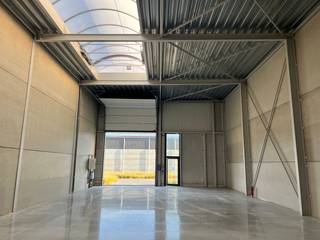 > Strategisch gelegen nieuwbouw KMO-unit van 216m² te huur op de voormalige site van "Genk Hout" op de industriezone Genk-Noord en vlakbij op- en>...