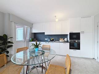 Appartement op topligging te koop. Het geniet van een vlotte verbinding met het station van Brugge, E40, E403 en verder is het op fietsafstand van Brugge Centrum.Indeling (tapijt ligt los op de tegels)- Inkomhal met afzonderlijk toilet en vestiaire- Woonkamer - Keuken voorzien van dubbele spoelbak, elektrische kookplaat, dampkap en voldoende kastruimte - Badkamer voorzien van douche en lavabo- Slaapkamer 1- Slaapkamer 2- Berging Verder geniet het appartement van een terras en een garage. Dit pand is onderworpen aan de renovatieverplichting van de Vlaamse overheid voor residentiële gebouwen (behoudens bij sloop binnen 5 jaar na de aankoop). Consulteer voor meer informatie de website van het Vlaams Energie- en Klimaatagentschap via https://www.vlaanderen.be/een-woning-kopen/renovatieverplichting-voor-residentiele-gebouwen