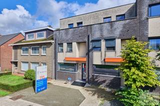 <br />Gelegen aan de Stationsstraat 295 in Lommel vinden we deze ruime woning die momenteel ingericht is als praktijkruimte. Dankzij de reeds aanwezige voorzieningen en de oorspronkelijke woonstructuur kan het pand met enkele gerichte aanpassingen opnieuw omgevormd worden tot een aangename gezinswoning.<br /><br />De woning biedt bovendien heel wat mogelijkheden om de ruimtes volledig af te stemmen op de wensen van de nieuwe eigenaar.<br /><br />Bij het binnenkomen geeft de inkomhal toegang tot de verschillende ruimtes op het gelijkvloers. Hier kan een ruime en gezellige leefruimte met keuken worden ingericht, aangevuld met een aparte eetruimte. De keuken is momenteel niet geplaatst, maar de nodige leidingen en aansluitingen zijn reeds voorzien.<br /><br />Dit biedt de mogelijkheid om de keuken volledig naar eigen smaak en stijl te realiseren.<br /><br />Op de eerste verdieping bevindt zich een ruime slaapkamer met aansluitend een ruimte die perfect kan worden ingericht als dressing. Daarnaast zijn er een badkamer, een kitchenette en een afzonderlijke technische ruimte aanwezig. Afhankelijk van de gewenste woonindeling kan de huidige kitchenette behouden blijven of plaatsmaken voor een andere invulling.<br /><br />De tweede verdieping beschikt over nog twee ruime slaapkamers. Eén van deze kamers heeft bovendien rechtstreeks toegang tot een terras aan de voorzijde. Verder vinden we hier nog een extra dressing of berging en een afzonderlijk toilet.<br /><br />Ook buiten biedt het pand praktische troeven. Zo beschikt de woning over een aangename tuin en een carport<br /><br />Een woning met mogelijkheden<br /><br />Dankzij de ruime oppervlakte, de drie volwaardige slaapkamers en de reeds aanwezige voorzieningen vormt dit pand een interessante basis voor wie op zoek is naar een woning die mits enkele aanpassingen volledig naar eigen wensen kan worden ingericht.<br /><br />Meer info of een vrijblijvende bezichtiging, contacteer ons.