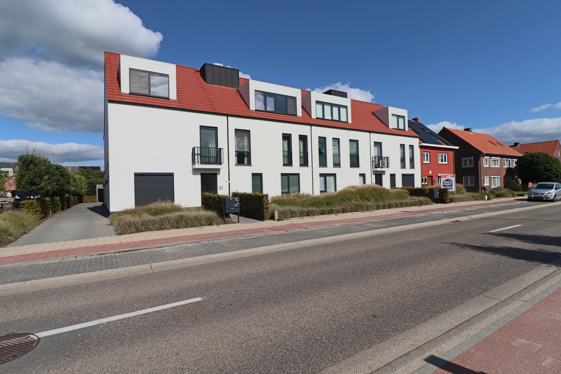 Een autostaanplaats P15 achter het appartementsgebouw. - foto 2