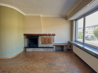 <p>Ben je op zoek naar een woning die je volledig naar eigen smaak en wensen kan renoveren? Dan is deze bel-etagewoning aan de Canadalaan 40 in Stabroek zeker het bekijken waard.</p>
<p>De woning dateert van 1976 en beschikt over een praktische indeling met een inpandige garage, wasplaats, tuin, een ruime leefverdieping en 3 slaapkamers. Een bijzonder pluspunt is het aangename open uitzicht aan de achterzijde, waar je uitkijkt over een weide/speelruimte. Ook sport- en recreatiemogelijkheden bevinden zich in de nabije omgeving.</p>
<p>Indeling: Via de inkom kom je op het gelijkvloers, waar zich een inpandige garage bevindt. Aansluitend is er een wasplaats/berging met toegang tot de tuin. De tuin biedt bovendien een mooi zicht op de achterliggende open ruimte, wat voor extra licht en een aangenaam gevoel van ruimte zorgt. De eerste verdieping omvat een ruime leefruimte met aansluitende keuken. Daarnaast is er een praktische berging. Op de tweede verdieping bevinden zich drie slaapkamers en de badkamer.</p>
<p>De woning is te renoveren en biedt hierdoor de mogelijkheid om ze volledig aan te passen aan de eigen smaak en het hedendaagse wooncomfort. Dankzij het EPC-label B en de vernieuwde verwarmingsinstallatie is er alvast een goede technische basis.</p>
<p>De Canadalaan bevindt zich in een rustige woonomgeving in Hoevenen, deelgemeente van Stabroek. In de omgeving zijn scholen, winkels, openbaar vervoer en verschillende recreatiemogelijkheden aanwezig. Ook de centra van Stabroek en Kapellen zijn vlot bereikbaar.</p>
<p>Voor sport- en vrijetijdsliefhebbers is er heel wat aanbod in de gemeente. Het Sportcentrum van Stabroek beschikt onder andere over tennis, padel, atletiek, voetbal en petanque. Daarnaast zijn er verschillende sportvelden en speelterreinen in de gemeente.</p>
<p>Ook het openbaar vervoer is goed uitgebouwd, met verschillende busverbindingen richting onder meer Antwerpen, Kapellen, Brasschaat, Schoten en Putte.</p>
<p>Deze woning is ideaal voor wie op zoek is naar een ruime gezinswoning met 3 slaapkamers, garage en tuin, en tegelijk graag de handen uit de mouwen steekt om de woning naar eigen smaak te moderniseren.</p>
<p></p>