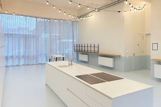 Invest carefree in this recent and modern student room, ideally located on the Spoorweglaan in Kortrijk, near the station, the city center and the most important colleges and university.The room is part of a hip and architectural contemporary student complex, designed with an eye for comfort, energy efficiency and contemporary finish. Thanks to its own sanitary facilities and high-quality materials, this offers a pleasant living environment for every student.Advantages:Newly built student room with private sanitary facilitiesModern finish and contemporary architectureCentral location near the station, center and campusesCurrently rented, so immediate returnLimited entry and worry-free investmentA stable and forward-looking investment in the Kortrijk student market, ideal for those looking for a combination of security, return and simplicity.