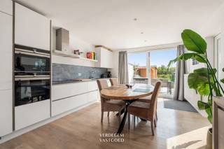 <p><span>Location</span></p><p><span>This home is located near the center of Evergem, with shops, schools, and restaurants within walking distance.</span></p><p><span>Public transportation (bus, tram, train) is easily accessible, and the R4 highway is just a few minutes away.</span></p><p><span>At the back, you’ll enjoy views of open fields, so you’ll be living in a green setting while still being close to everything.</span></p><p><span> </span></p><p><span>Move-in ready, thoroughly renovated home with a sunny garden and unobstructed views</span></p><p><span>This home was thoroughly renovated in 2018. </span></p><p><span>Just unpack your bags and move right in. It sits on a 280 m² lot and is 5.54 m wide.</span></p><p><span> </span></p><p><span>You enter through the entryway, which features a separate restroom. At the front, there’s also a spacious laundry and storage area measuring over 11 m². This is where the gas boiler, washing machine, and dryer are located, and there’s additional storage space. Behind the entryway lies the living area of nearly 42 m². It begins with a cozy sitting area and extends to the dining area and the kitchen at the back.</span></p><p><span> </span></p><p><span>The kitchen features a sleek, modern design with white, handle-less cabinets. It is fully equipped with an induction cooktop, two built-in ovens, a range hood, a dishwasher, a refrigerator, and a freezer. Large sliding windows flood the dining area with light and lead directly out to the patio.</span></p><p><span> </span></p><p><span>A wooden staircase leads to the upper floor. The large master bedroom at the front measures over 18 m². Behind the headboard wall is a convenient walk-in closet, and the window features triple-pane glass. The second bedroom is bright and spacious, with slanted walls that give it extra character. Between them lies the bathroom, finished in a warm Mortex-style look, featuring a spacious walk-in shower with a rain showerhead, a vanity unit, a tall cabinet, and a second toilet.</span></p><p><span> </span></p><p><span>Outside, a southwest-facing terrace with large ceramic tiles awaits you. There’s room for both a dining table and a lounge area. The garden house has a covered lounge area, ideal for summer evenings. Behind it lies a deep lawn with a sweeping view across the fields. You can also access the garden directly from outside via a side passage with right of way.</span></p><p><span> </span></p><p><span>3. Additional Features</span></p><p><span> </span></p><p><span>At the front, there is a private parking space for one car.</span></p><p><span>The home has an EPC rating of B.</span></p><p><span>The windows are made of PVC with double HR glazing, and the front window has triple glazing.</span></p><p><span>The roof is insulated.</span></p><p><span>Heating is provided by natural gas central heating via a Junkers boiler.</span></p><p><span>The electrical system has been inspected and is up to code, valid through 2045.</span></p><p><span>There is a septic tank.</span></p><p><span>The property is not located in a planned subdivision. There is no building line, no eminent domain, and no right of first refusal.</span></p><p><span> </span></p><p><span>4. Highlights</span></p><p><span> </span></p><p><span>The home is move-in ready thanks to the thorough renovation in 2018.</span></p><p><span>The living area is bright and open, with a fully equipped kitchen.</span></p><p><span>There are 2 spacious bedrooms, one of which has a walk-in closet.</span></p><p><span>The bathroom is modern, with a walk-in shower.</span></p><p><span>You’ll enjoy a southwest-facing terrace, a garden shed with a covered lounge area, and a deep garden with an unobstructed view of the fields.</span></p><p><span>The home is energy-efficient, with an EPC rating of B, an insulated roof, and high-quality windows.</span></p><p><span>The location is quiet yet easily accessible.</span></p>