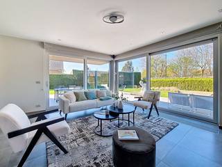 Deze prachtige moderne villa uit 2012 combineert hedendaagse architectuur met optimaal wooncomfort en een doordachte indeling. Gelegen in een aangename en rustige omgeving, vormt deze instapklare woning de perfecte thuisbasis.<br /><br />De lichtrijke leefruimte sluit naadloos aan op de stijlvolle leefkeuken, die rechtstreeks toegang biedt tot het ruime zonneterras en de tuin. Hier geniet u in alle privacy van de zon.<br />Verder is er een praktische wasplaats en aparte bureauruimte.<br />De inpandige garage zorgt voor extra comfort en praktische opbergruimte.<br /><br />Op de verdieping bevinden zich drie volwaardige slaapkamers en twee badkamers, ideaal voor gezinnen of wie extra ruimte wenst voor een bureau of hobbyruimte.<br /><br />Dankzij de aanwezige zonnepanelen (met groenestroomcertificaten) is de woning bovendien energiezuinig en toekomstgericht.<br /><br />Interesse? Bel Matthias op 0497/76.84.89