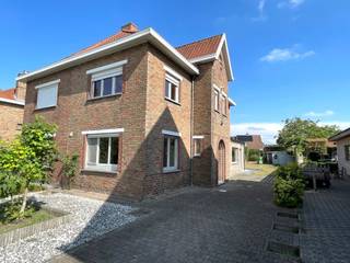 Te renoveren HALF-OPEN WONING op een ZALIGE LIGGING. Deze statige woning op een mooie grondoppervlakte van 426 m², is gelegen in een doodlopende straat.<br />Grenzend aan Park Steevens, het Interbad, het Paalbos, Hoeve Hangerijn, alle winkels op de Maalse Steenweg, het kan letterlijk niet beter zijn!<br />Indeling, op het gelijkvloers: ruime inkom met toilet, keukenruimte, mooie living met schuifraam naar de tuin.<br />Boven zijn er 2 mooie slaapkamers, plaats voor badkamer en zolder die nog ingericht kan worden.<br /><br />Oprit voor meerdere wagens aanwezig, grote tuinberging, GROOT TERRAS & ZONNIGE TUIN.<br /><br />Een prachtige plek om jouw toekomstverhaal te volbrengen!
