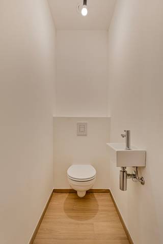 Découvrez cet appartement moderne de 103,4 m² avec 3 grandes chambres et une salle de bain luxueuse équipée d'une douche et d'une baignoire...