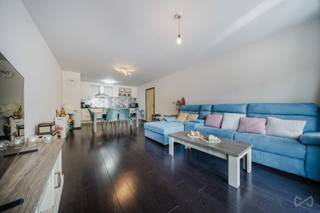 We Invest presenteert met plezier dit aangename gelijkvloerse appartement, ideaal gelegen op een steenworp van het Shopping Center van Nijvel, winkels, scholen, belangrijke invalswegen en alle dagelijkse voorzieningen.<br /><br />Gelegen op de gelijkvloerse verdieping van een mede-eigendom biedt dit appartement een bewoonbare oppervlakte van ongeveer 80 m². Het onderscheidt zich door zijn aangename lichtinval, uitstekende staat van onderhoud en praktische indeling.<br /><br />Bij het binnenkomen komt u in de inkomhal die toegang geeft tot de verschillende leefruimtes. De leefruimte bestaat uit een gezellige woonkamer, een eetkamer en een keuken, die samen een comfortabele en functionele woonomgeving creëren. Dankzij de vele raampartijen geniet het appartement de hele dag door van een mooie natuurlijke lichtinval.<br /><br />Vanuit de woonkamer heeft u rechtstreeks toegang tot een zuidgericht terras van 25 m², waar u optimaal kunt genieten van zonnige dagen.<br /><br />Het nachtgedeelte omvat twee slaapkamers, een badkamer en een aparte wasruimte, wat zorgt voor extra comfort in het dagelijks leven.<br /><br />Daarnaast beschikt het appartement over een private kelder, ideaal als extra bergruimte.<br /><br />Op technisch vlak beschikt het appartement over een EPC-label D en een conforme elektrische installatie. Dankzij de uitstekende algemene staat kunnen de toekomstige eigenaars het appartement betrekken zonder grote renovatiewerken te moeten uitvoeren.<br /><br />Dankzij de gunstige ligging, vlak bij alle voorzieningen, en het ruime zuidgerichte terras is dit appartement ideaal voor een alleenstaande, een koppel, een klein gezin of als investering.<br /><br />Wenst u meer informatie of een bezoek te plannen? Neem gerust contact met ons op.