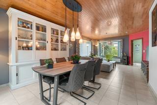 <p>Ruime en instapklare gezinswoning op een prachtig perceel van 800m² met een uitstekende locatie nabij het centrum van Ertvelde.</p><p>De woning geniet van een zeer gunstige ligging, op korte afstand van het centrum, scholen, openbaar vervoer en winkels. Dankzij de vlotte verbinding met de N9 en E34 zijn ook omliggende gemeenten en steden gemakkelijk bereikbaar.</p><p> </p><p>Op het gelijkvloers beschikt de woning over een inkomhal, een lichtrijke leefruimte, een keuken met aansluitende berging, een wasplaats en een gastentoilet.</p><p>Op de eerste verdieping bevinden zich drie volwaardige slaapkamers en een ruime badkamer, uitgerust met een dubbele wastafel, inloopdouche en toilet.</p><p>Verder beschikt de woning over een volledig omheinde tuin, twee garages en een ruime zolder.</p><p>Extra comfort wordt geboden door de aanwezige laadpaal voor een elektrische wagen.</p><p> </p><p><strong>Disclaimer:</strong> De foto's in deze online publiciteit zijn deels bewerkt met behulp van artificiële intelligentie (AI) om de visualisatie van de ruimtes te optimaliseren. Ze dienen uitsluitend ter illustratie en kunnen afwijken van de werkelijke situatie. Tijdens een plaatsbezoek krijg je een correct beeld van het pand.</p><p> </p><p>Interesse om dit pand te bezichtigen?<br />Plan nu uw afspraak in op het nummer 0499/84.71.00 of via chabelli@vastgoeddevos.be.</p><p> </p>