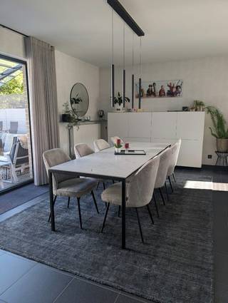 Instapklaar, ruim én een zwembad in de tuin ☀️<br /><br />Op zoek naar een woning waar je meteen kan intrekken én waar ruimte geen probleem is? Deze volledig gerenoveerde halfopen bebouwing heeft maar liefst 212 m² woonoppervlakte op een perceel van 338 m².<br /><br />Vandaag zijn er 3 royale slaapkamers, maar dankzij de ruime indeling maak je hier zonder veel moeite 4 of zelfs 5 slaapkamers van. Ook de badkamer werd volledig gerenoveerd.<br /><br />En buiten? Daar wacht een fijne tuin met privézwembad: instant vakantiegevoel aan huis. <br /><br />Met zonnepanelen, een laadpaal en een oprit voor maar liefst 3 wagens is ook aan het praktische en energiezuinige plaatje gedacht.<br /><br />Een verrassend ruime, instapklare gezinswoning met alle comfort én dat heerlijke zwembad als extra troef.